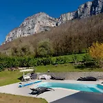 Maison Avec Piscine, Et Jacuzzi Holiday home Saint-Jean-d'Arvey