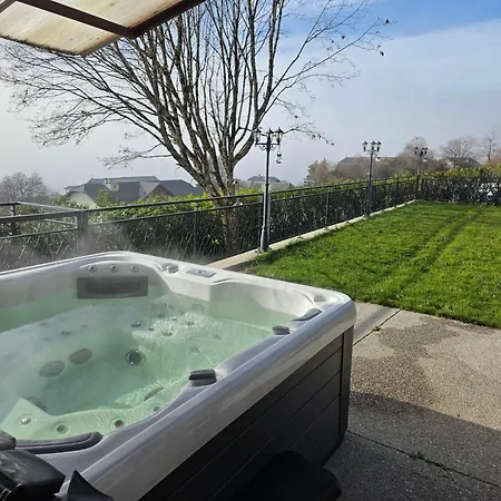 Maison Av Piscine, Sauna Et Jacuzzi Holiday home